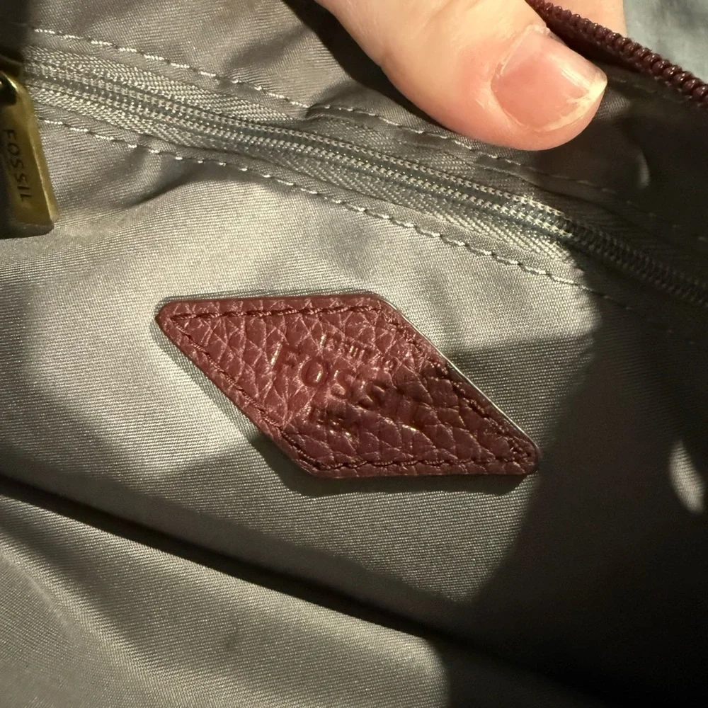 Fossil Pebbled Wine Leather Crossbody Bag with Gold Hardware - Picture 2 of 2